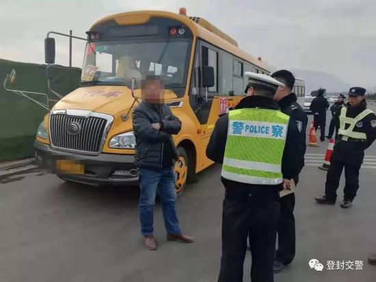 登封一校車司機找替駕 違法上路被處罰