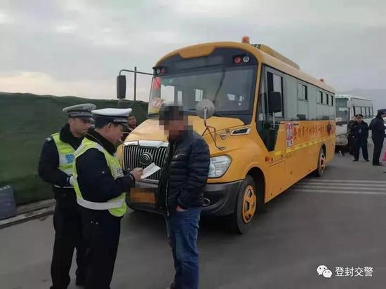 登封一校車司機找替駕 違法上路被處罰