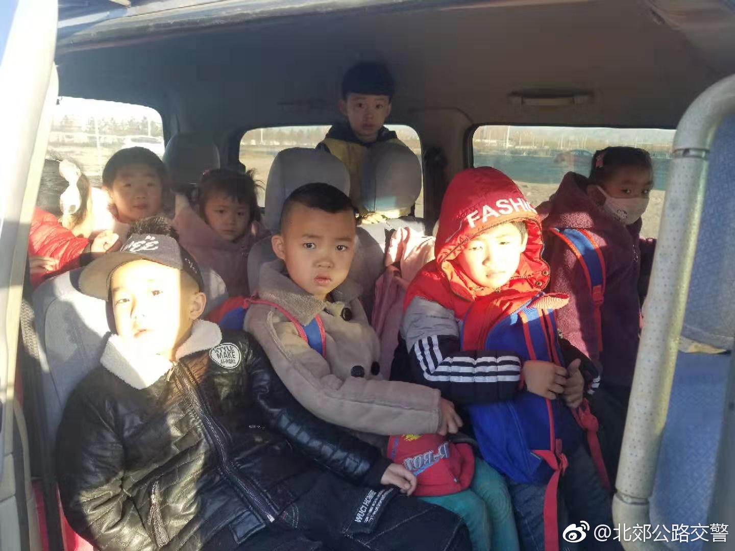 內蒙古包頭：北郊大隊查獲一起黑校車
