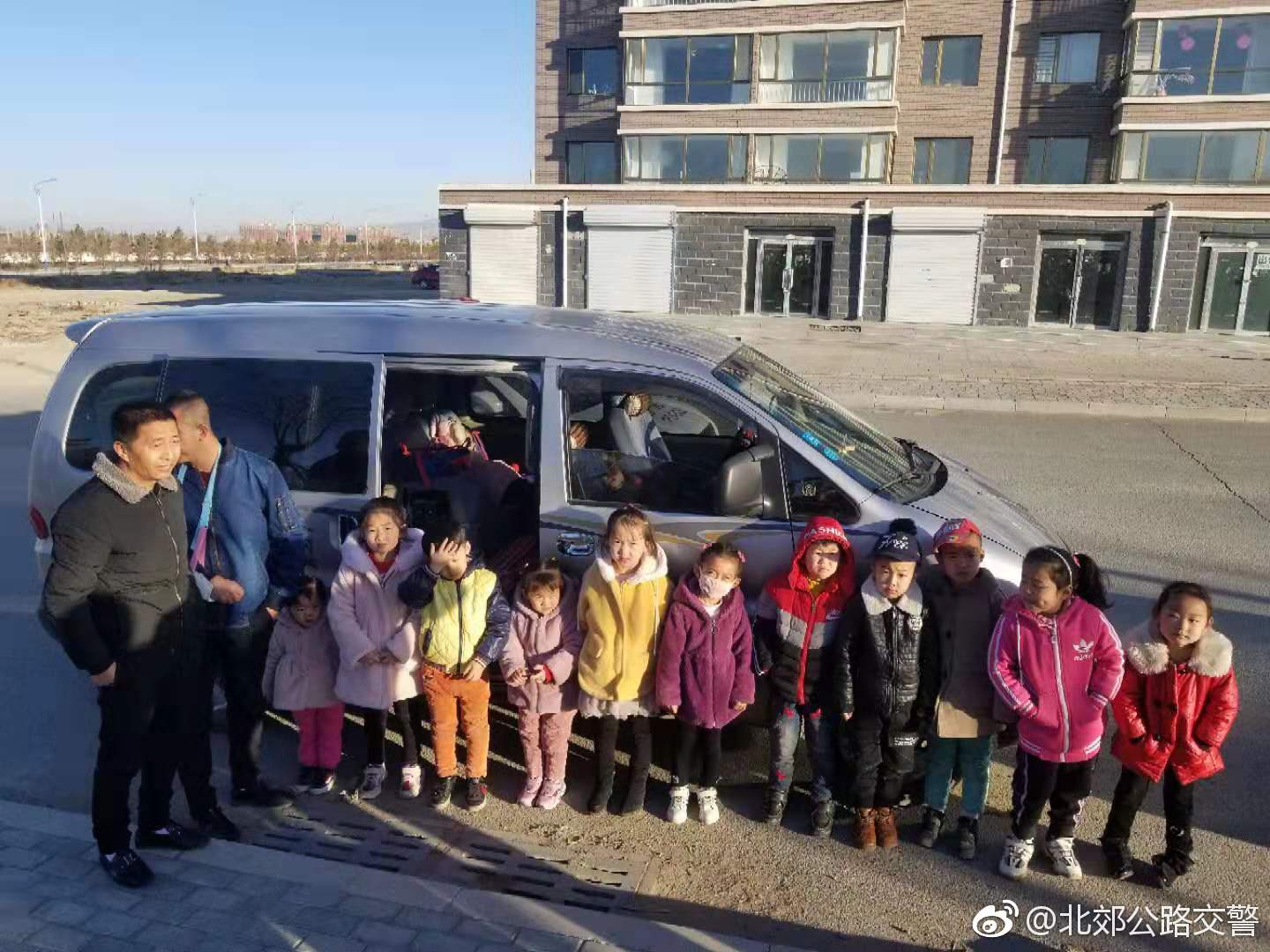 內蒙古包頭：北郊大隊查獲一起黑校車