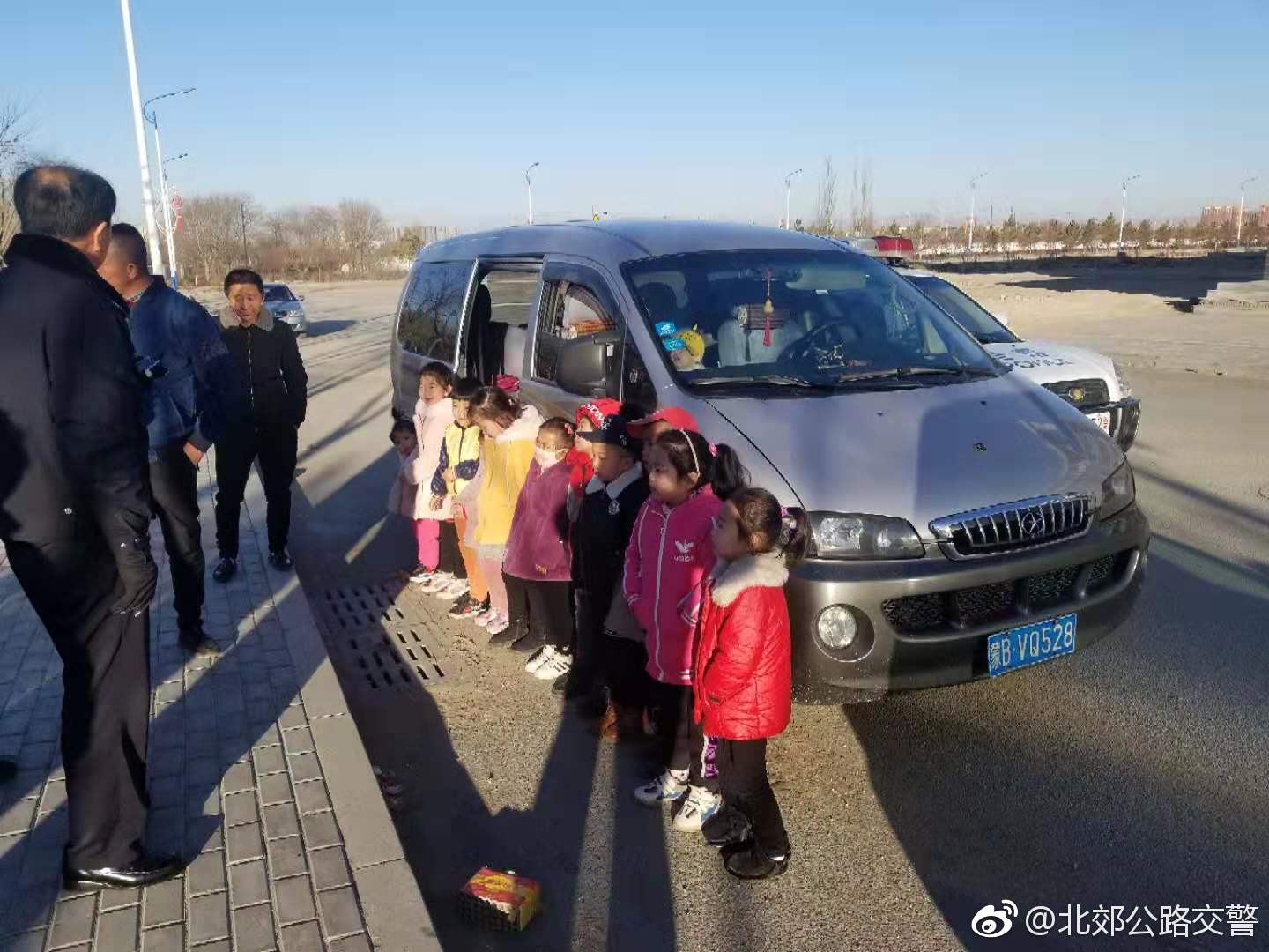 內蒙古包頭：北郊大隊查獲一起黑校車