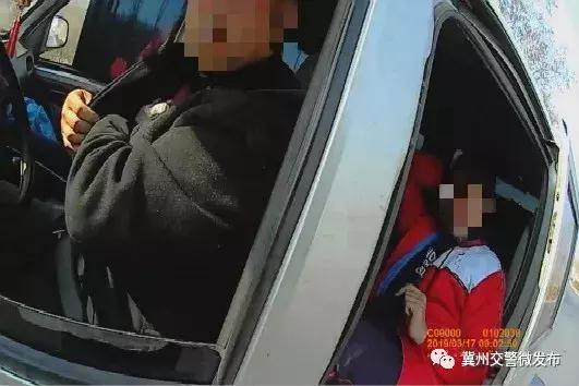 冀州交警查獲一起“黑校車”的嚴(yán)重違法行為！