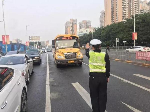 全市嚴查校車進行時！您家孩子坐的車都被交警攔下了……