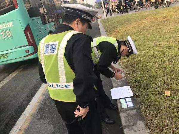 全市嚴查校車進行時！您家孩子坐的車都被交警攔下了……