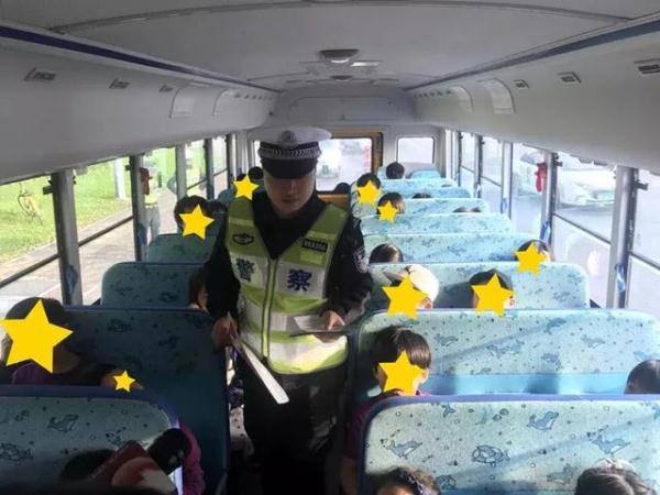 全市嚴查校車進行時！您家孩子坐的車都被交警攔下了……