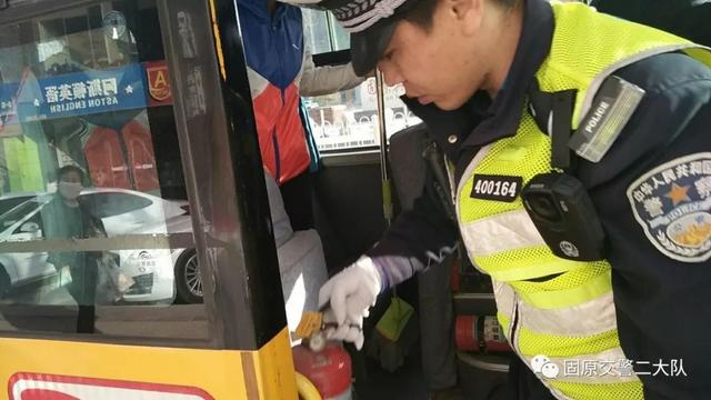 固原交巡警二大隊(duì)重拳出擊 嚴(yán)查校車 確保幼兒安全