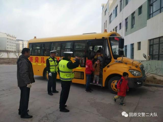 固原交巡警二大隊(duì)重拳出擊 嚴(yán)查校車 確保幼兒安全
