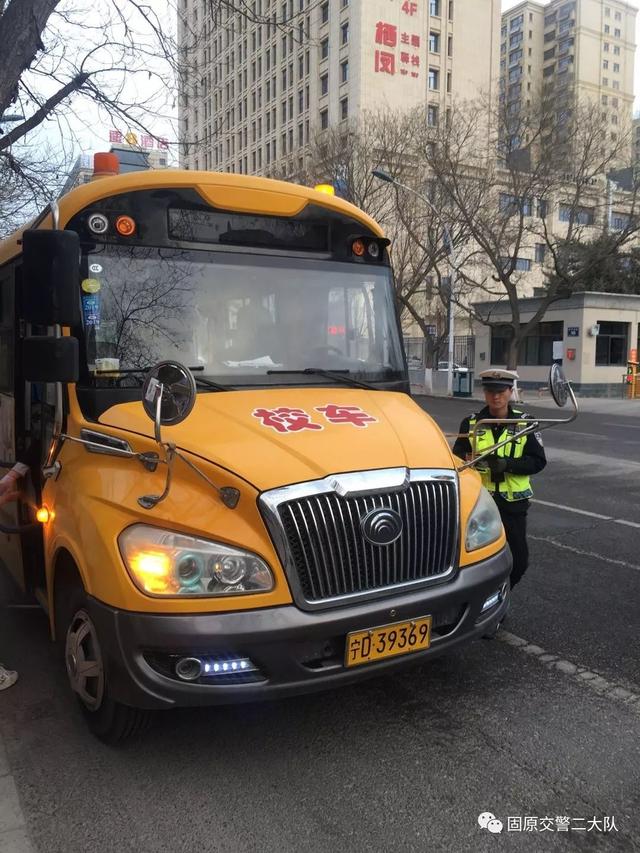 固原交巡警二大隊(duì)重拳出擊 嚴(yán)查校車 確保幼兒安全