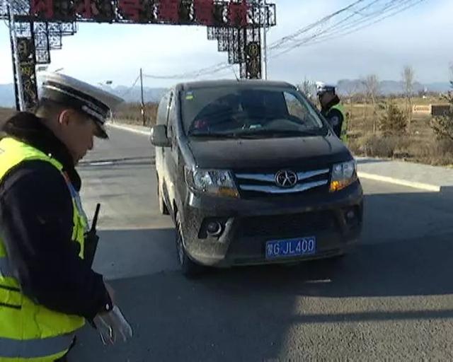 面包車變黑校車 超員載客交警嚴懲