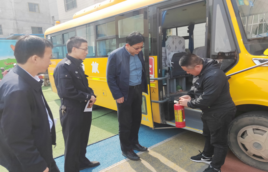 西安市督導(dǎo)組督查國(guó)際港務(wù)區(qū)校車安全大檢查