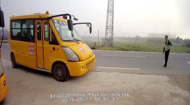 明明是幼兒園校車，怎么車里還有蹭車的老鄉？
