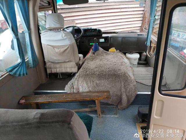 西安一非營(yíng)運(yùn)中巴當(dāng)校車 19個(gè)座位載了34人 觸犯刑法