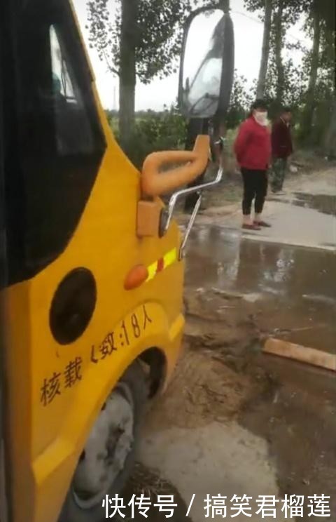 河南新鄉(xiāng)：村民澆地水管堵路，校車司機(jī)繞道行駛
