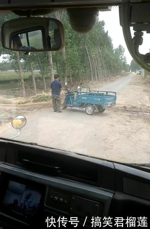 河南新鄉(xiāng)：村民澆地水管堵路，校車司機(jī)繞道行駛