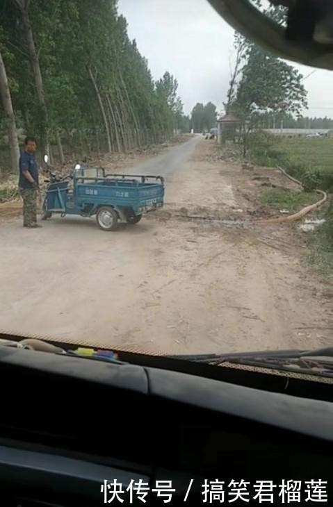 河南新鄉(xiāng)：村民澆地水管堵路，校車司機(jī)繞道行駛