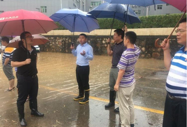暴雨致校車被困涵洞！ 龍城街道主要領(lǐng)導(dǎo)一線指揮緊急救援