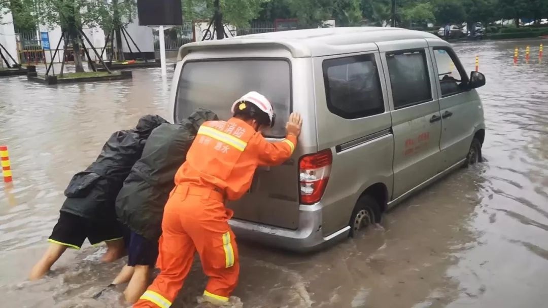 【暴雨致黔南這個幼兒園校車被困】消防緊急轉(zhuǎn)移被困師生