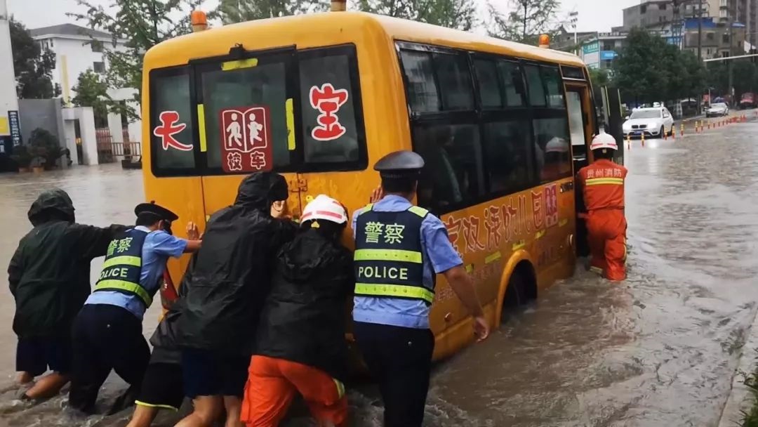 【暴雨致黔南這個幼兒園校車被困】消防緊急轉(zhuǎn)移被困師生