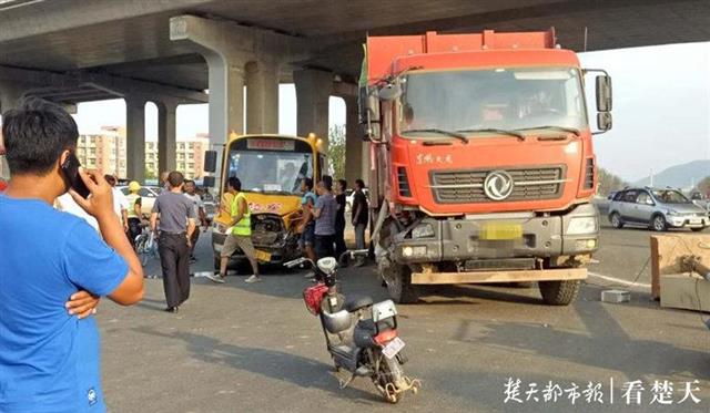 渣土車與幼兒園校車相撞 校車司機受傷