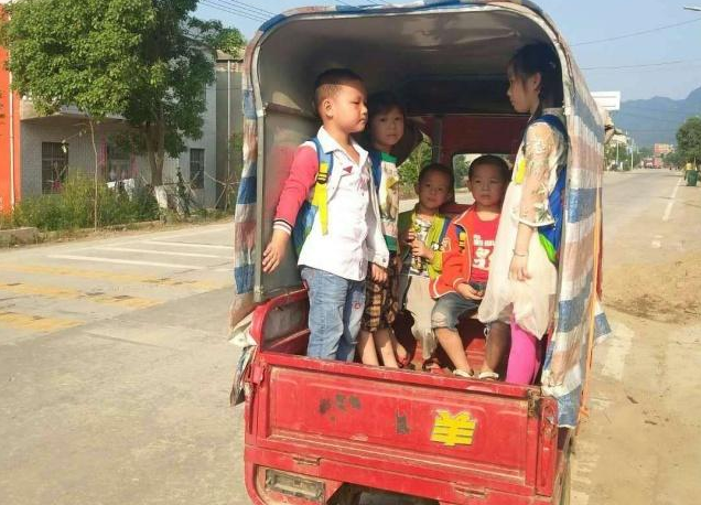 奇葩：湖北陽(yáng)新合法校車無(wú)法上路，孩子出行咋辦？