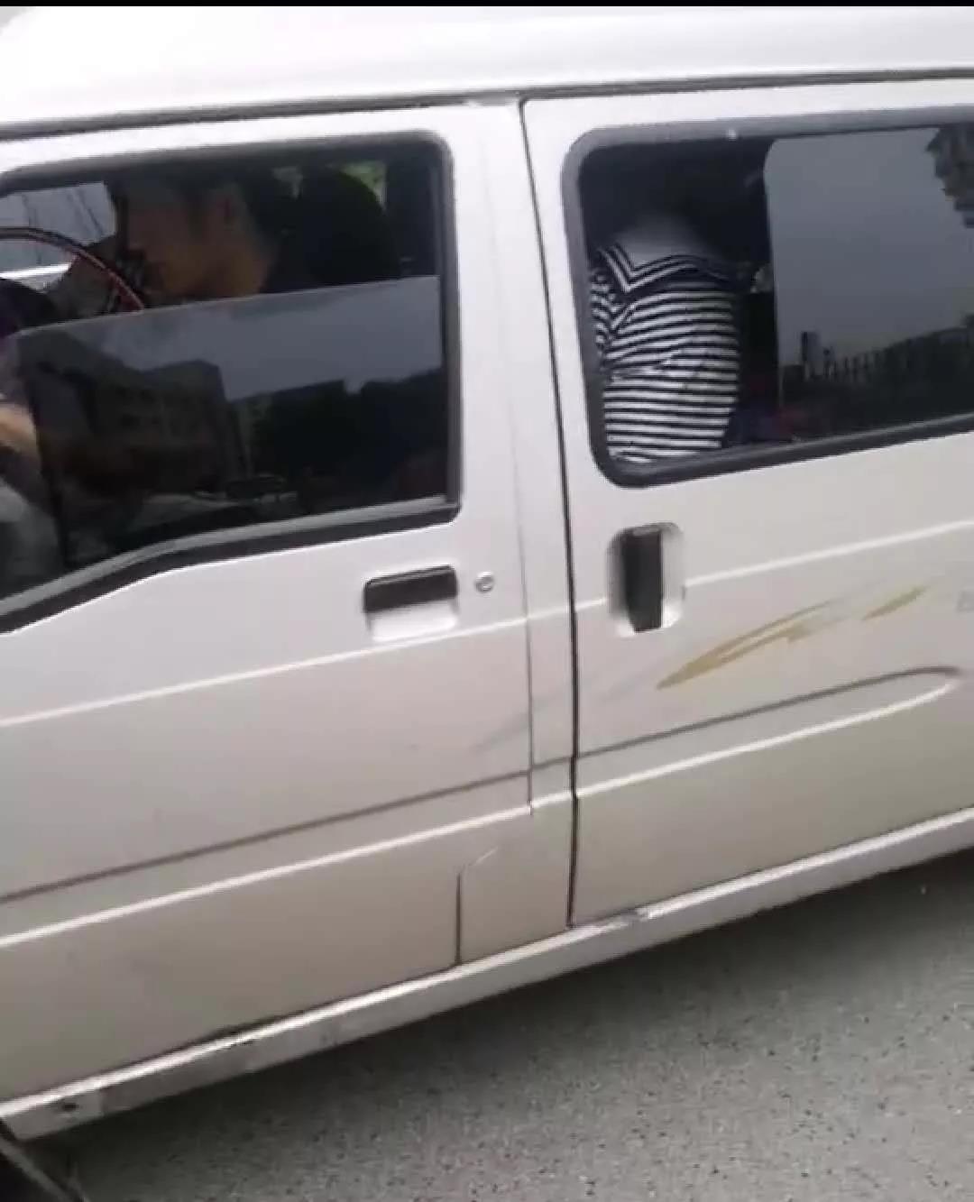 黑送子車(chē)校門(mén)口橫行，7臺(tái)正規(guī)校車(chē)卻辦不下來(lái)證！教育局：公交滿足需求，不予批準(zhǔn)