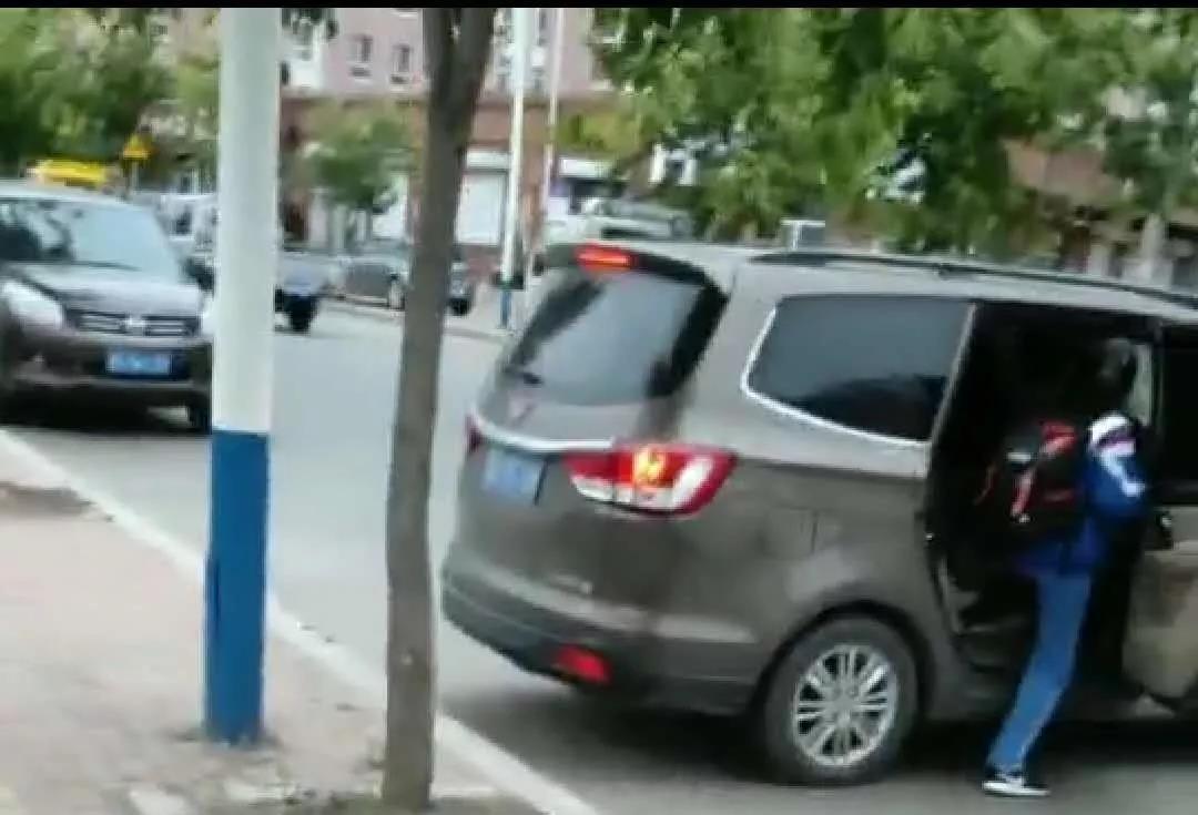 黑送子車(chē)校門(mén)口橫行，7臺(tái)正規(guī)校車(chē)卻辦不下來(lái)證！教育局：公交滿足需求，不予批準(zhǔn)