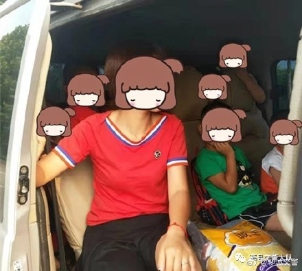又雙叒叕“黑校車”！ 核載8人實載17人