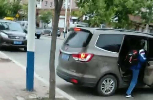 校車沒證黑車橫行，佳木斯教育局：公交全覆蓋，不批校車服務