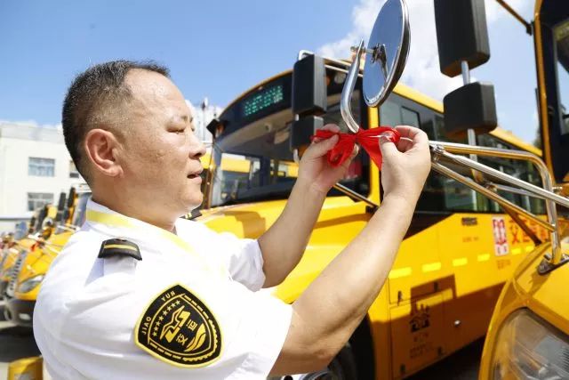 高溫下的堅守：揮汗如雨的校車人