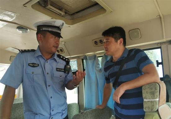 開封禹王臺區教體局聯合市交警四大隊、區應急管理局開展校車安全專項大檢查