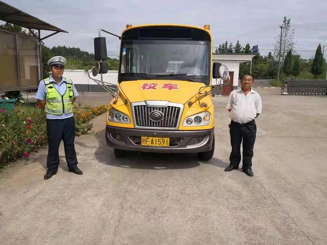金溪交警嚴管校車保學生安全