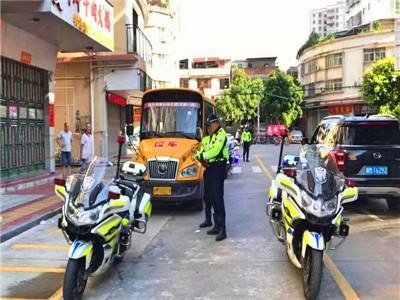 開學(xué)啦！交警開展校車安全大檢查及“警家校”護安護暢行動