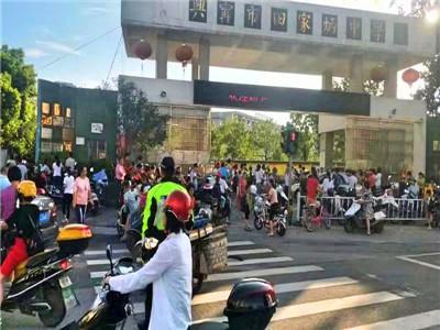 開學(xué)啦！交警開展校車安全大檢查及“警家?！弊o安護暢行動