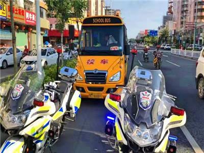 開學(xué)啦！交警開展校車安全大檢查及“警家?！弊o安護暢行動