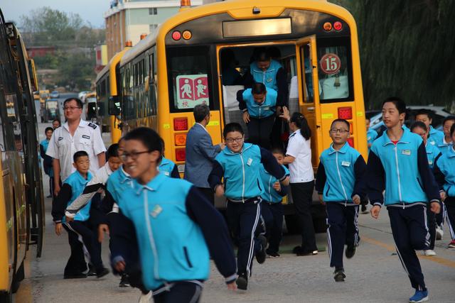 威海榮成市第二十七中學舉行校車安全疏散演練