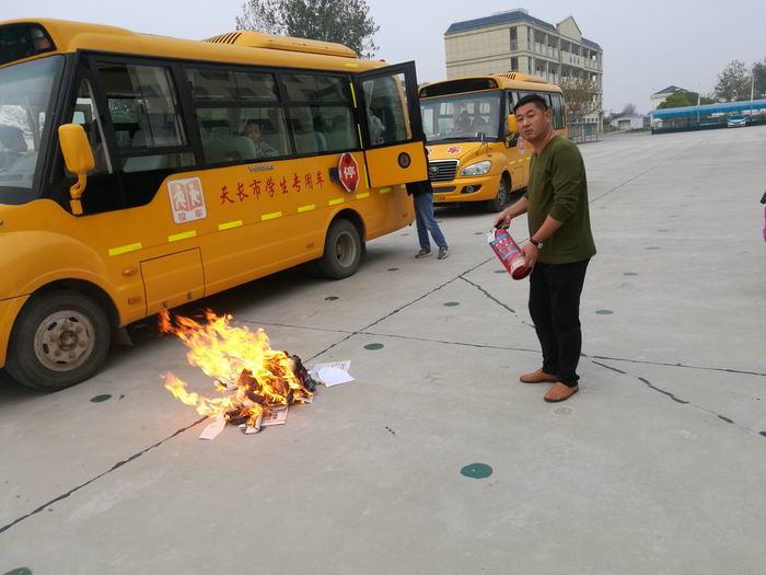 天長市石梁九年制學校舉行校車安全疏散演練