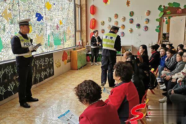 長治市公安局交警支隊七大隊進(jìn)校園開展“拒乘非法校車”主題宣傳