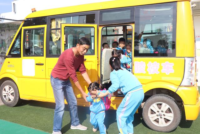 常德市武陵區(qū)雙觀幼兒園開展校車安全逃生演練活動