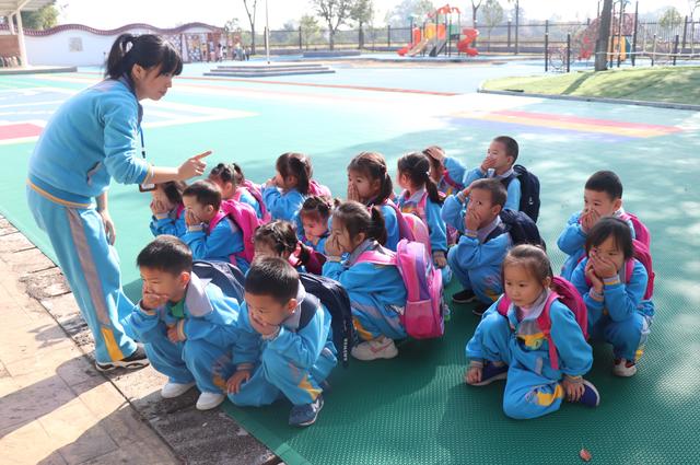 常德市武陵區(qū)雙觀幼兒園開展校車安全逃生演練活動