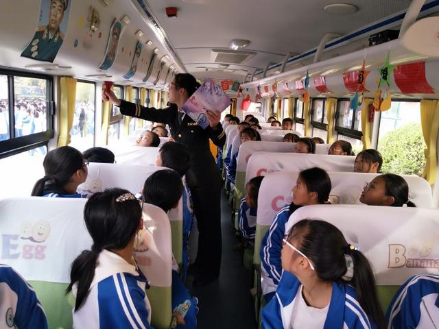 西海岸新區(qū)一校車“起火”，全車學(xué)生40秒內(nèi)安全撤出