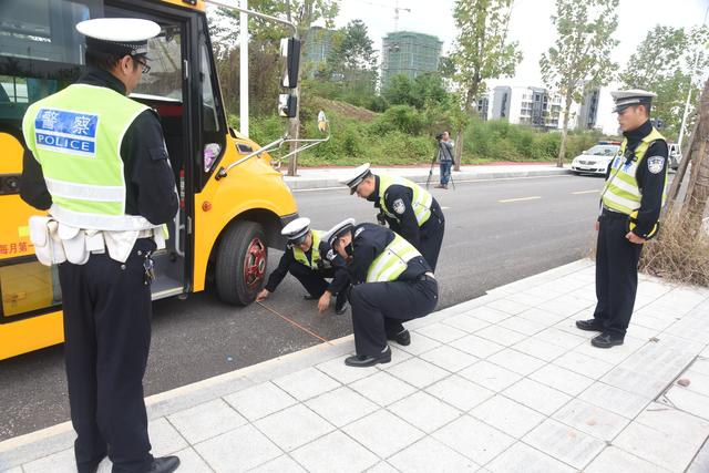 交巡警支隊聯(lián)合多部門開展校車突發(fā)交通事故應(yīng)急救援演練