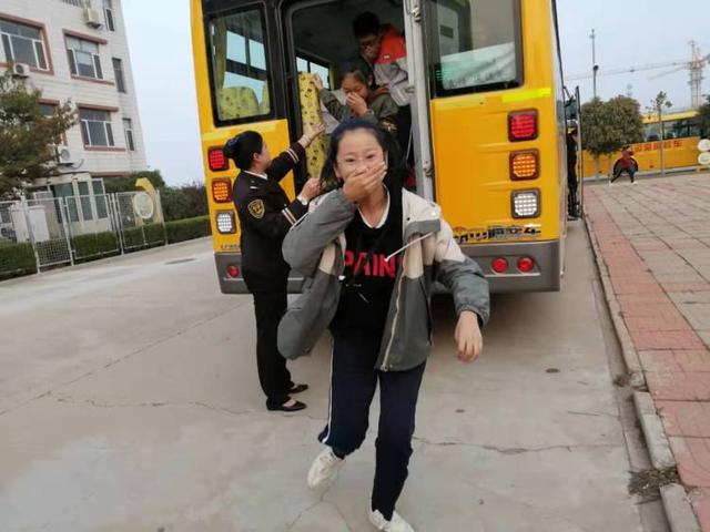黃島校車“起火”，乘車孩子1分鐘全部撤離