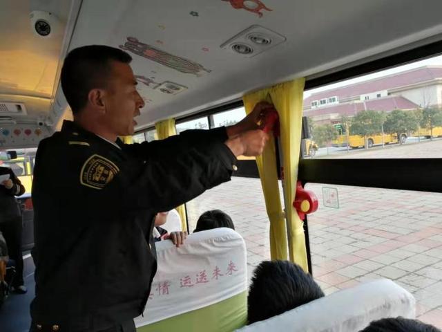 黃島校車“起火”，乘車孩子1分鐘全部撤離