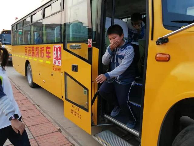 黃島校車“起火”，乘車孩子1分鐘全部撤離