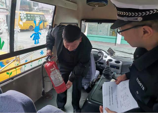六盤水交警開(kāi)展“今冬明春”校車安全整治行動(dòng)