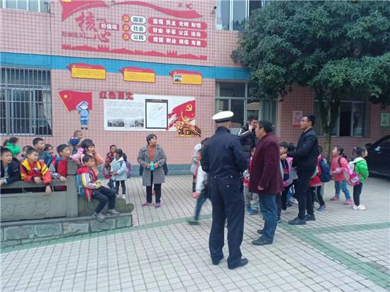 四川名山交警查獲四起“黑校車”超員接送學生違法行為