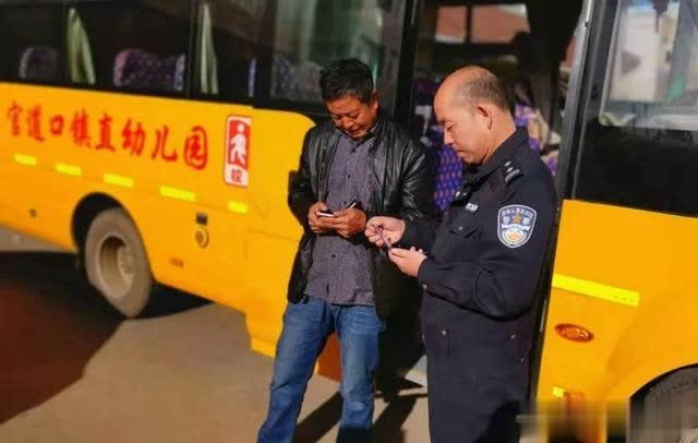 盧氏縣公安局交警大隊(duì)車管所開(kāi)展客車和校車安全檢查
