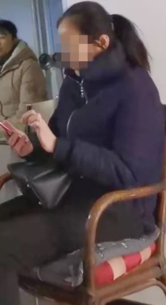 哈爾冰一校車急剎車，女教師腰摔骨折！想要賠償等了4個多月！