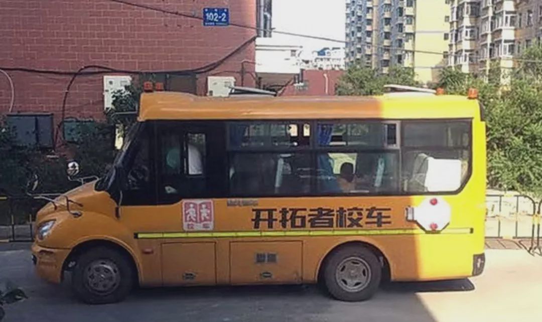哈爾冰一校車急剎車，女教師腰摔骨折！想要賠償等了4個多月！