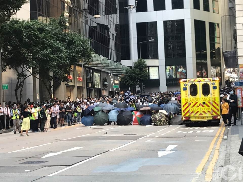 “他們想讓香港癱瘓！”暴徒對市民淋潑易燃液體、朝校車前扔汽油彈……